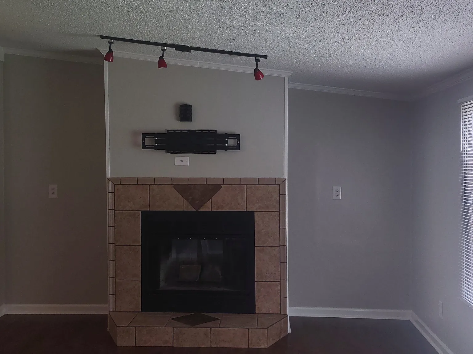 3 bed, 1288 sqft, $1,895 — Photo 3