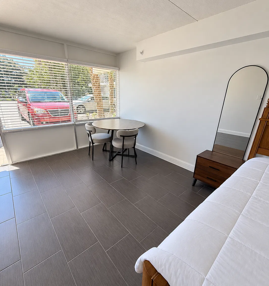Studio, $1,000 — Photo 2