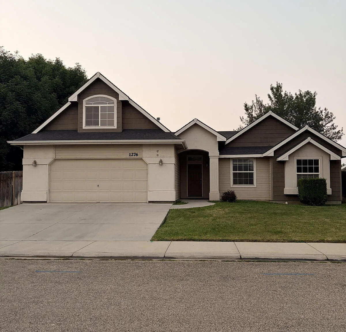 3 bed, 2.0 bath, 1637 sqft, $2,200 — Photo 1