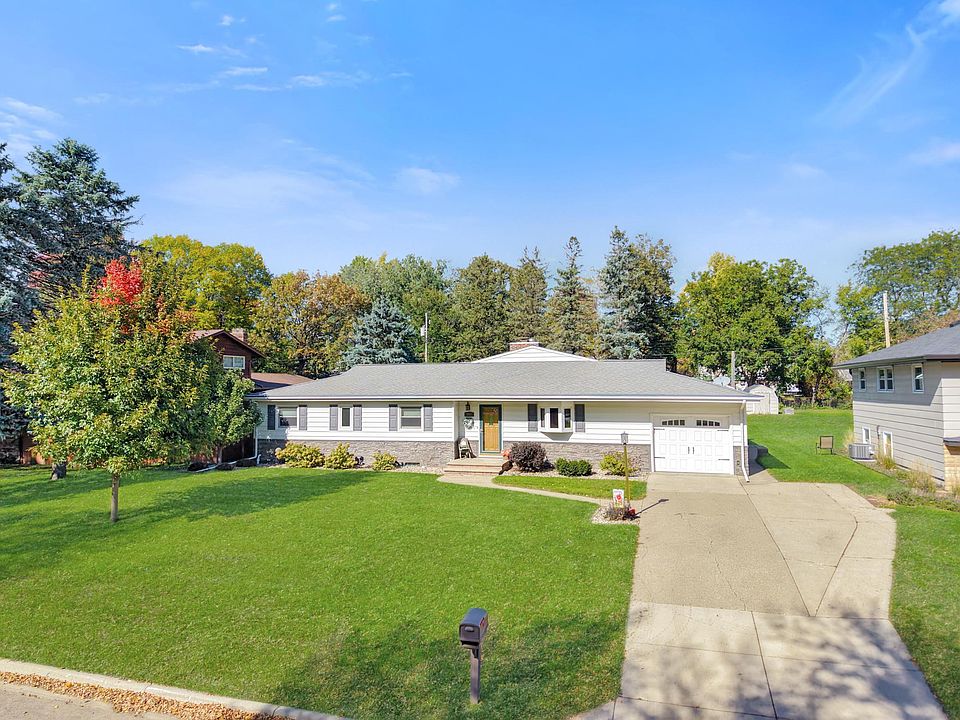 1st image of 207 E Hollett St