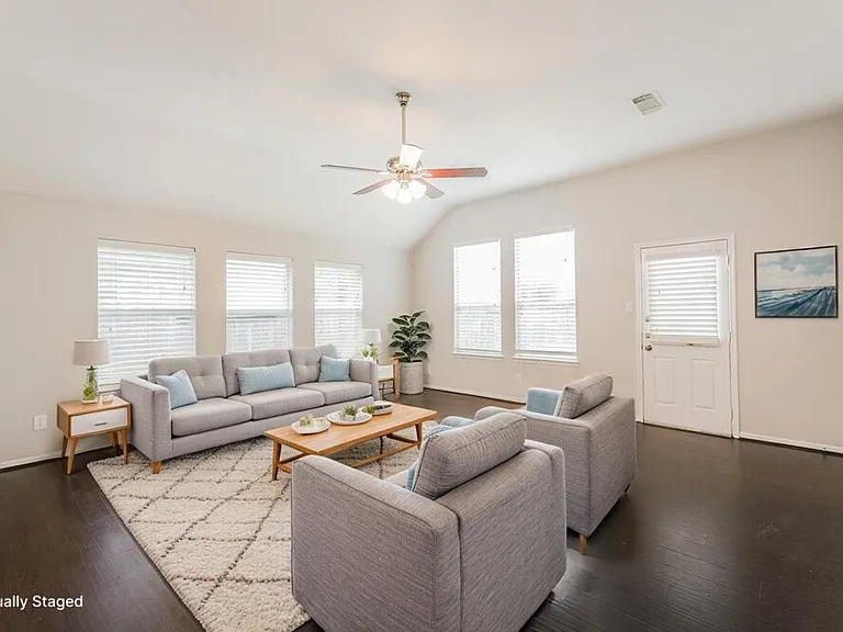 8011 Thorncroft Manor Ln — Photo 3