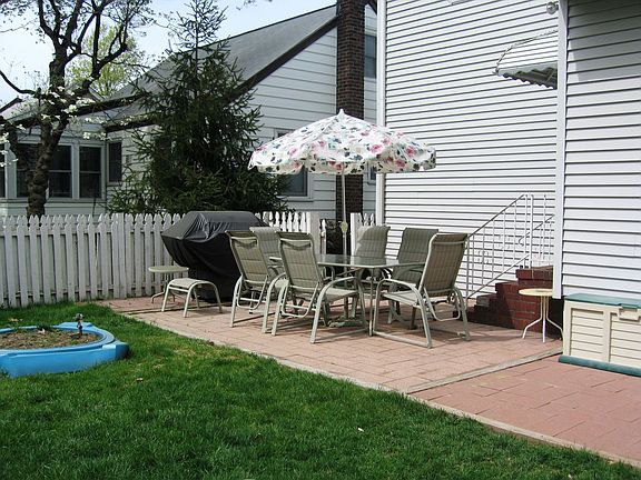 Patio w/ gas line & grill