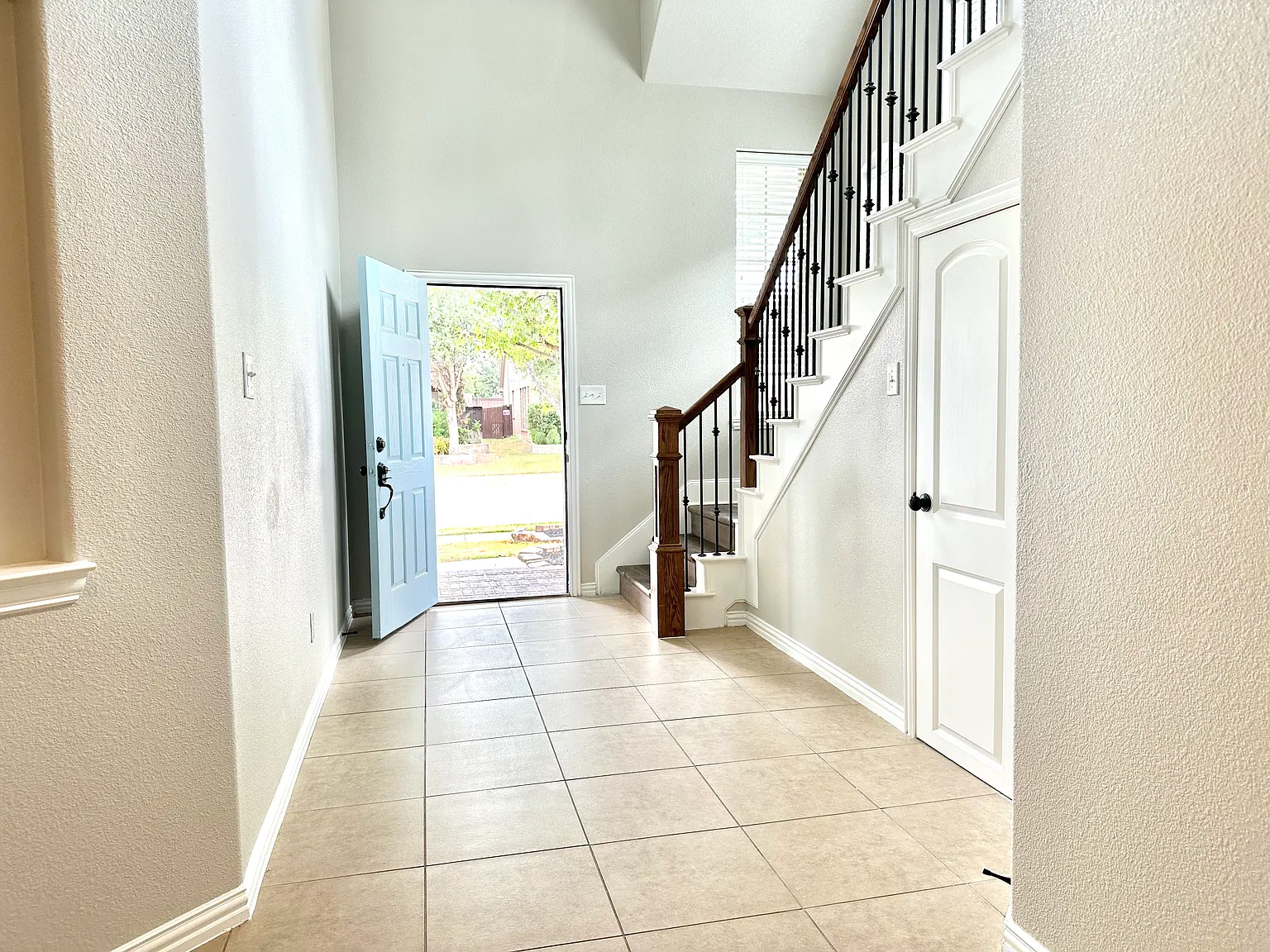 4 bed, 3.5 bath, 3082 sqft, $2,895 — Photo 2