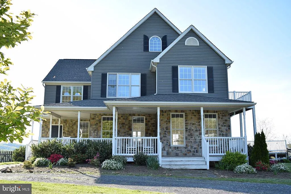 489 Pickrell Dr photo 1