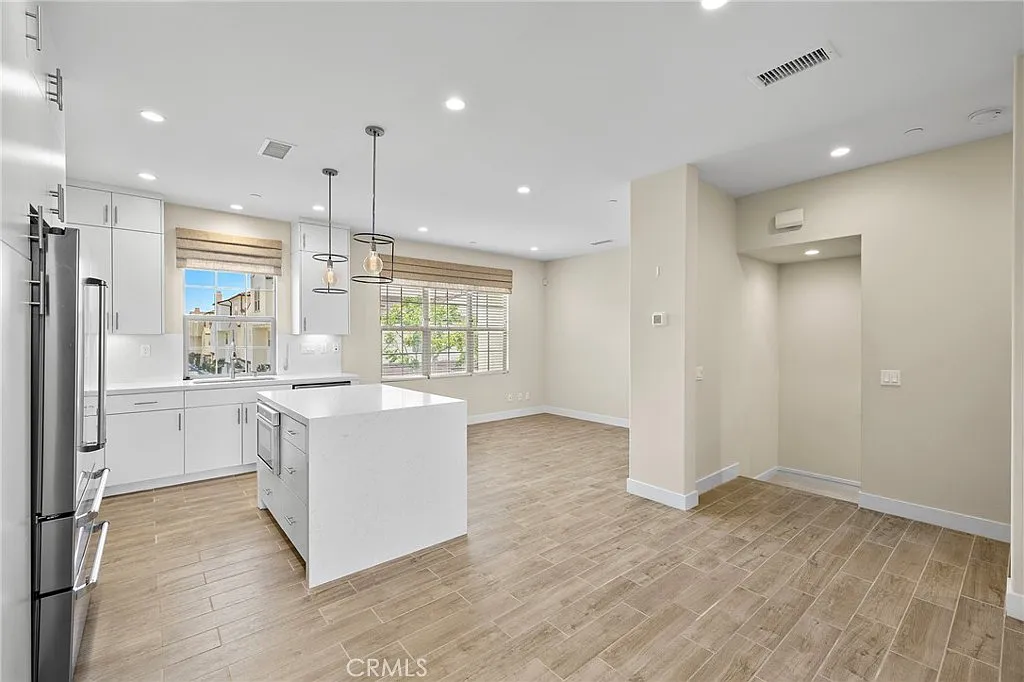 3 bed, 3.5 bath, 1500 sqft, $4,800 — Photo 4