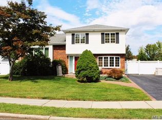 645 Interlaken Ln, North Babylon, NY 11703