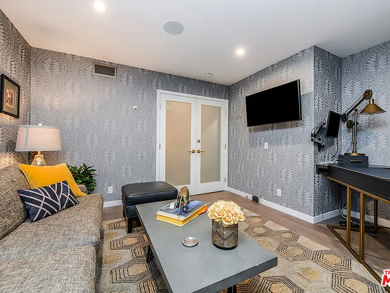 4635 Clybourn Ave — Photo 29