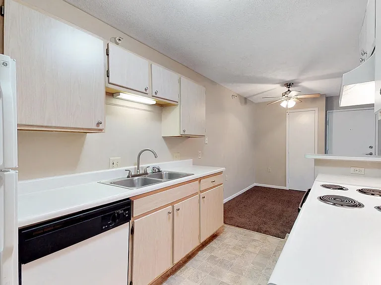Cambridge Apartments — Photo 20