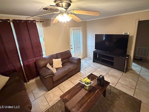 3rd image of 10 S Circle Dr