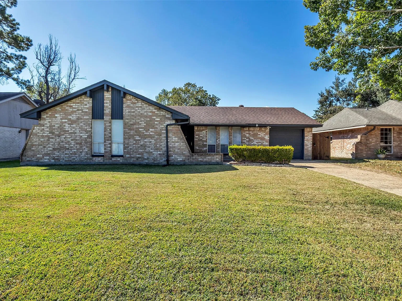 4 bed, 1.5 bath, 1248 sqft, $1,900 — Photo 2