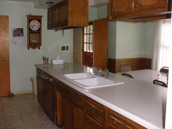 Kitchen island, eat-in area