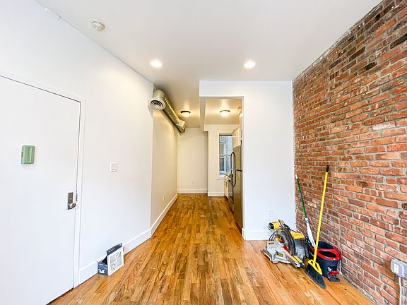 3rd image of 909 Jefferson Ave #1R