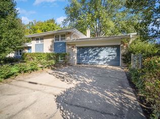 1704 E Hawthorne St, Arlington Heights, IL 60004