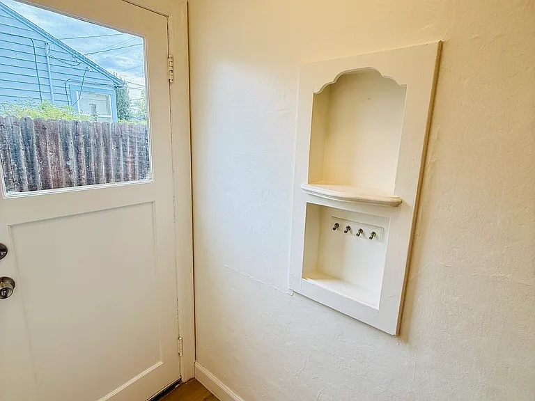 215 Coombs St — Photo 22