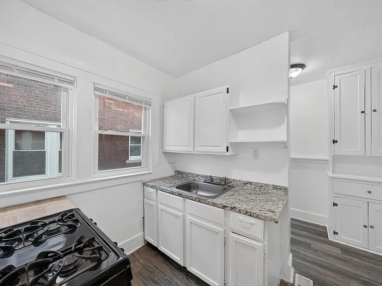 2025 Calvert St — Photo 14
