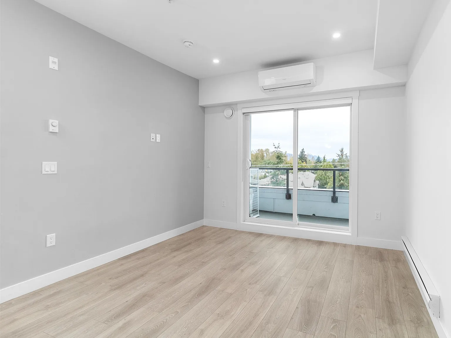 2 bed, 725 sqft, $2,100 — Photo 2