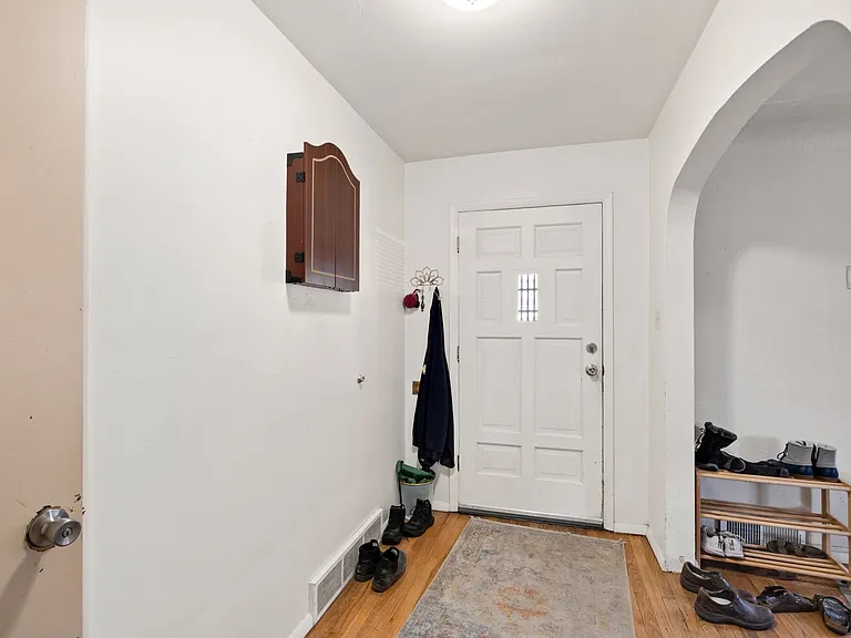 821 W Mulberry St — Photo 2
