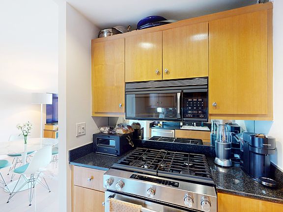 5th image of 160 W 66th St APT 37F