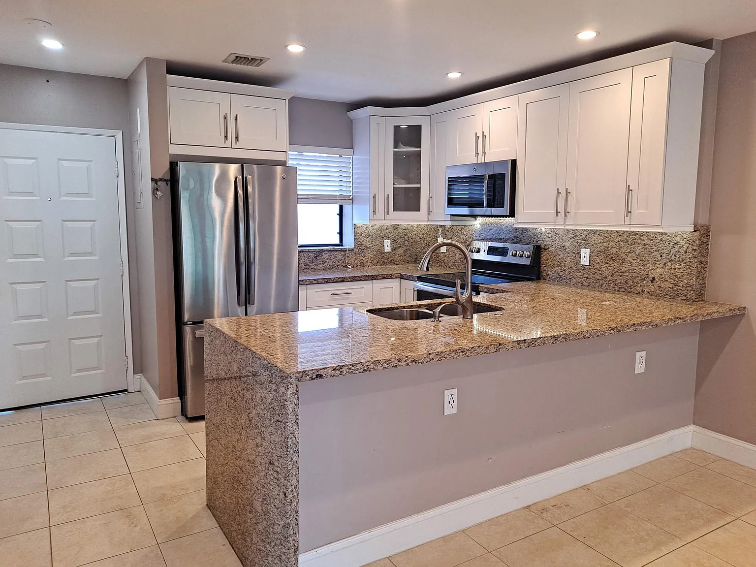 2 bed, 2.0 bath, 840 sqft, $2,000 — Photo 2