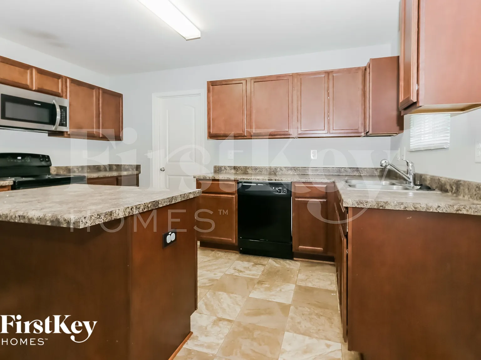4 bed, 3.0 bath, 2304 sqft, $1,955 — Photo 4