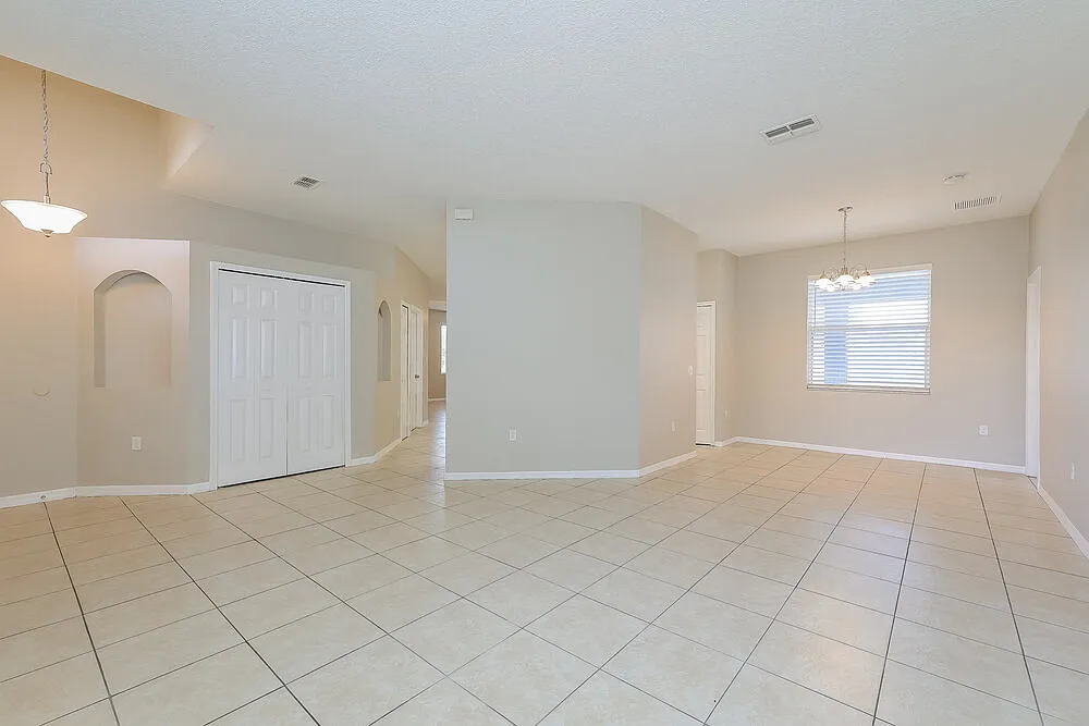 3 bed, 2.0 bath, 1876 sqft, $2,125 — Photo 3