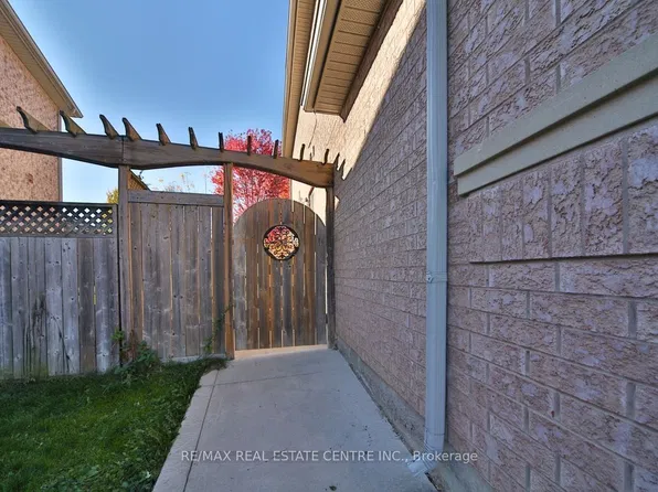 66 Mistdale Cres #Basement, Brampton, ON L7A 1S1