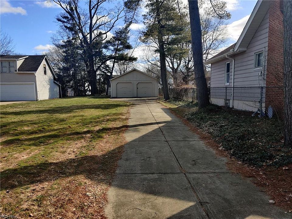 2nd image of 1575 Commodore Rd