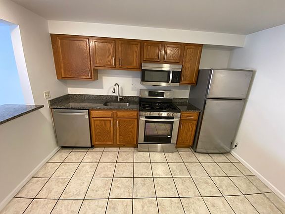 3rd image of 1770 Summit St APT 2D