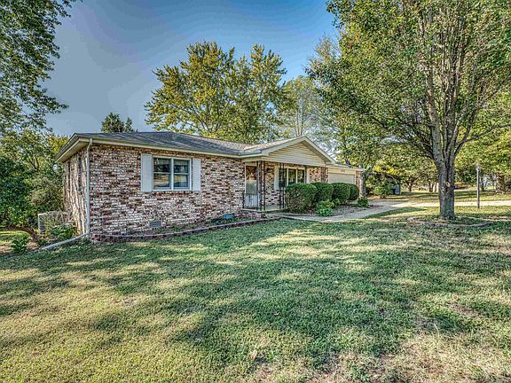 3rd image of 616 Broadmoor Cir