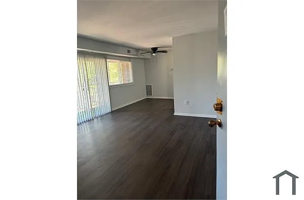 Building Photo - 5602 Crenshaw Rd #1633