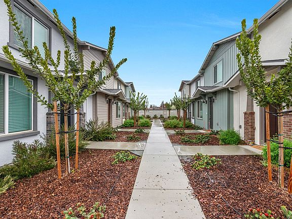 4th image of 410 S Summit Dr #102