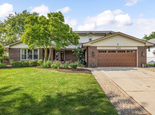 142 Chaucer Ct, Willowbrook, IL 60527