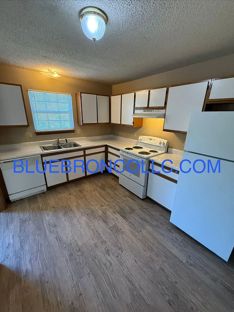 Spacious 3 bedroom unit with new flooring — Photo 3