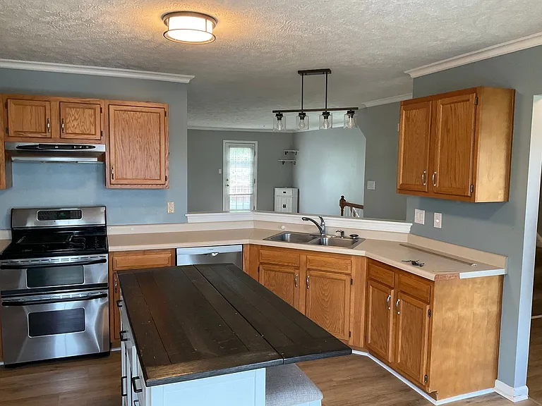 1049 Royal Dr — Photo 5