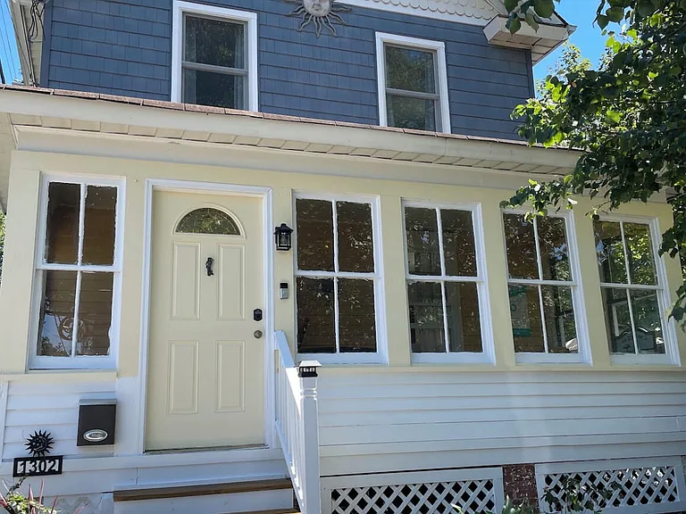 1302 Comstock St — Photo 1