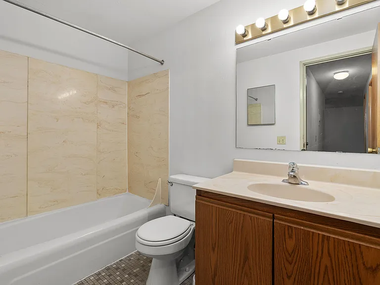 Bluff Manor — Photo 24