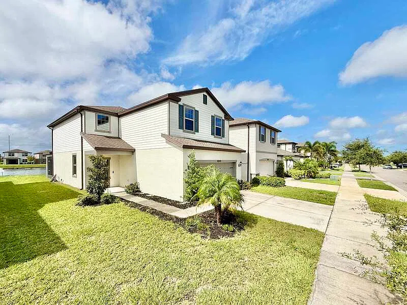 4 bed, 2.5 bath, 2518 sqft, $2,645 — Photo 4