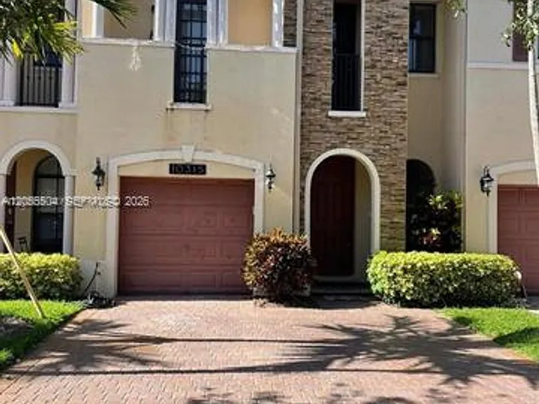 10315 NW 30th Ter #Townhouse 10315 — Photo 2