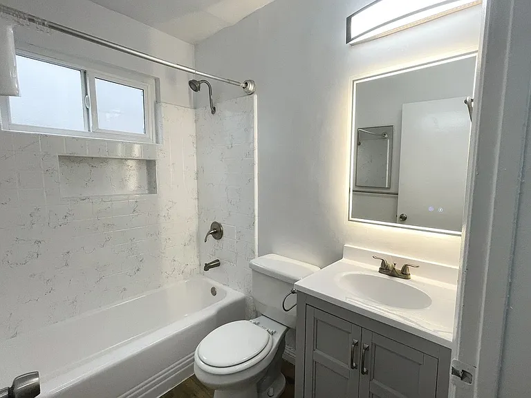 21736 Roscoe Blvd — Photo 22