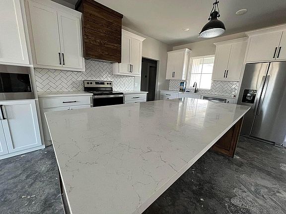 4th image of 13 Rock Creek Cir