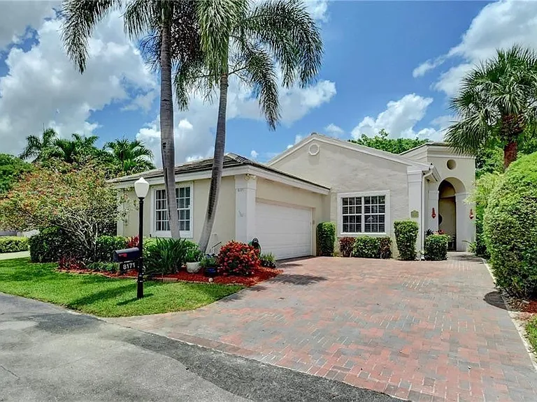 8171 Hampton Wood Dr — Photo 2