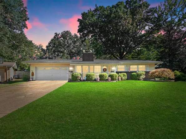 3190 Hargrove Ln, Florissant, MO 63033