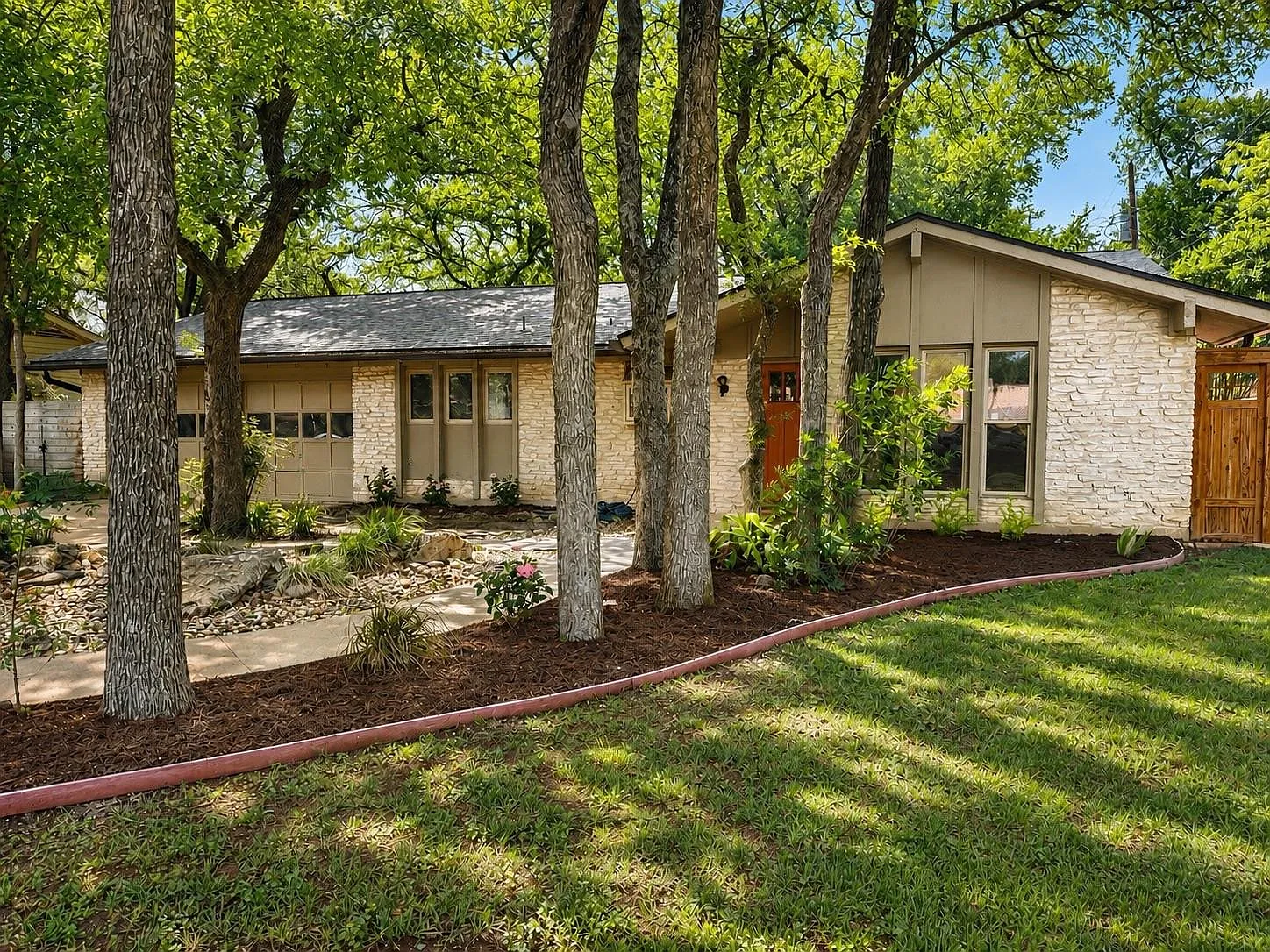 3 bed, 2.0 bath, 1809 sqft, $3,350 — Photo 3