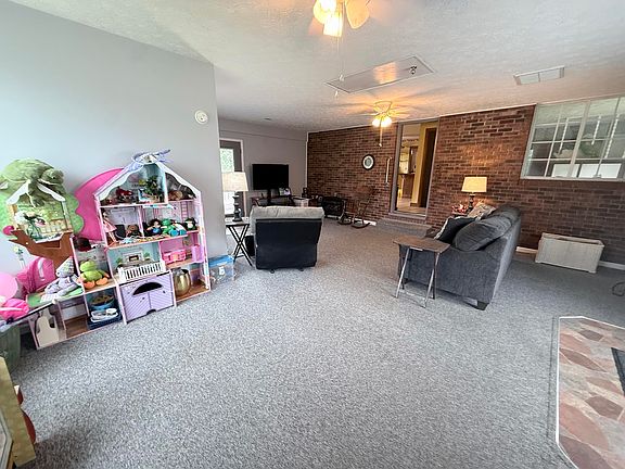 4th image of 27 Poplar Ln