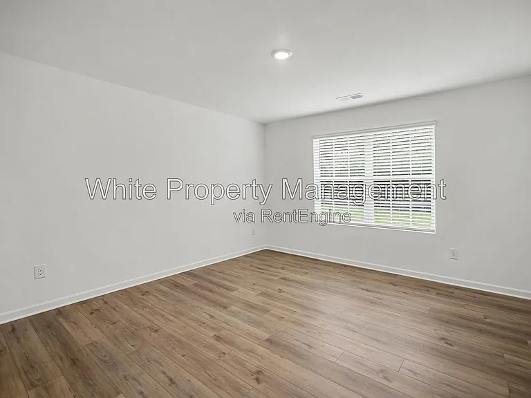 319 W 18th St — Photo 13