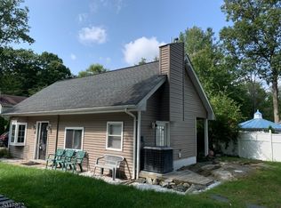 8 Bayonne Dr, Hewitt, NJ 07421