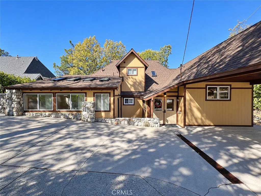 4 bed, 2.5 bath, 2369 sqft, $4,200 — Photo 1