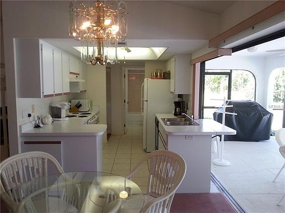 3rd image of 4256 Hall St