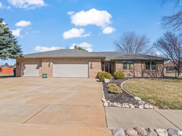 1505 Redwood Dr, Chatham, IL 62629