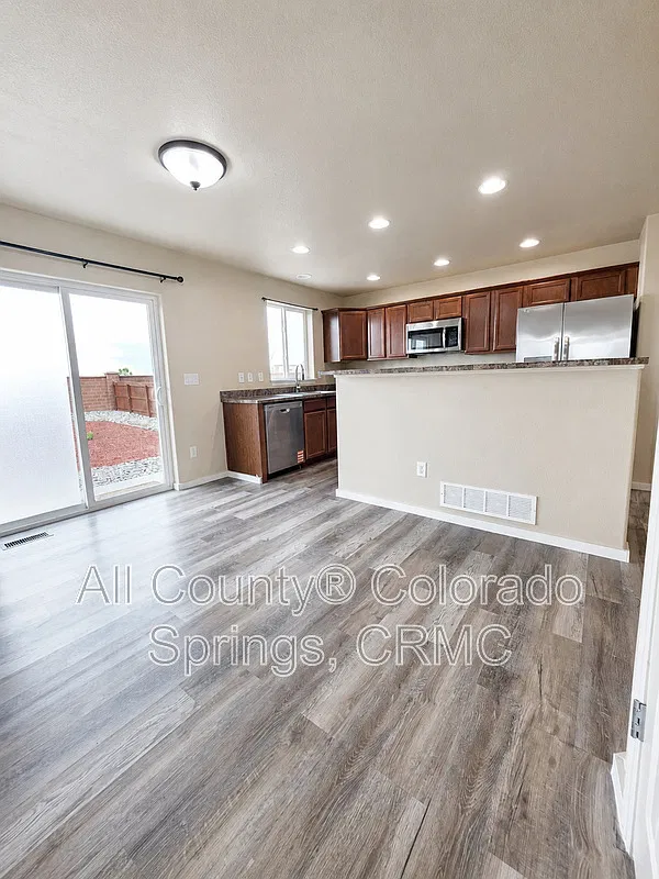4 bed, 3.5 bath, 2207 sqft, $2,700 — Photo 3